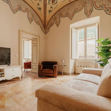 Sotto Gli Affreschi Del 1800 Con Colazione Inclusa Assisi Buitenkant foto