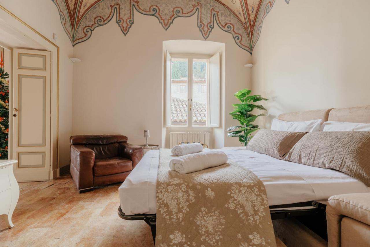 Sotto Gli Affreschi Del 1800 Con Colazione Inclusa Assisi Buitenkant foto